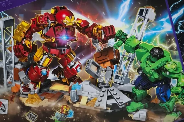 Heroes_Assemble_Mg1396_Simulating_A_Battle_Between_The_Hulk_And_The_Hulkbuster_Construction_Building_Blocks_Set_Default_Title