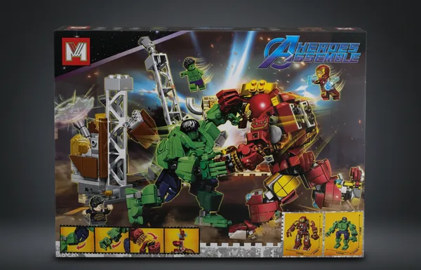 Heroes_Assemble_Mg1396_Simulating_A_Battle_Between_The_Hulk_And_The_Hulkbuster_Construction_Building_Blocks_Set_Default_Title