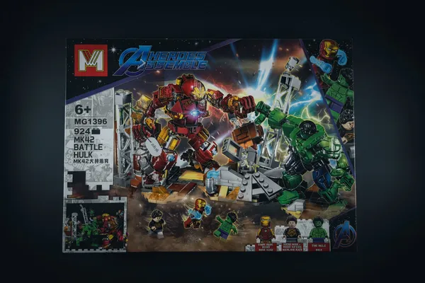 Heroes_Assemble_Mg1396_Simulating_A_Battle_Between_The_Hulk_And_The_Hulkbuster_Construction_Building_Blocks_Set_Default_Title