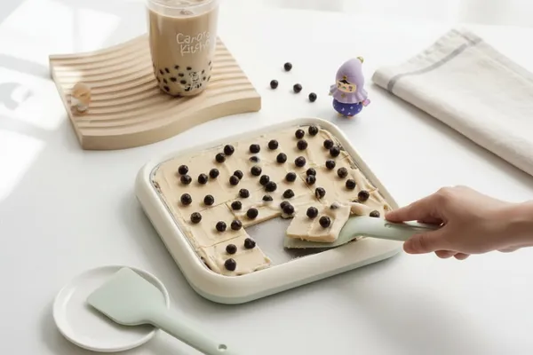 Instant_Ice_Cream_Maker_Tray_With_Scraper_Manual_Roll_Pan_For_Frozen_Yoghurt_And_Desserts_Pack_Of_1