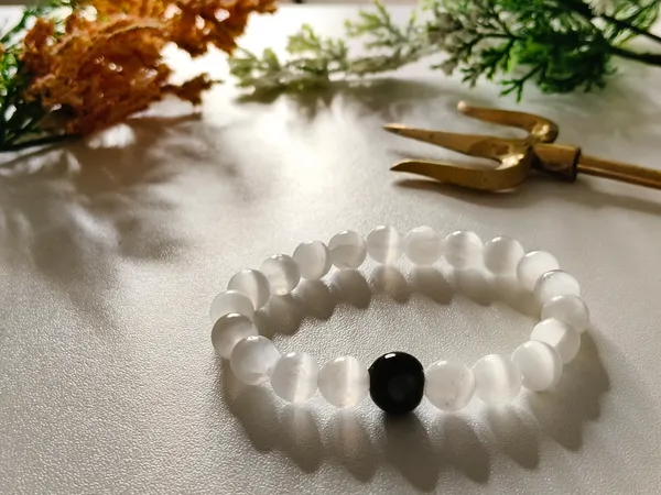 White_Crystal_Bracelet_For_Unisex
