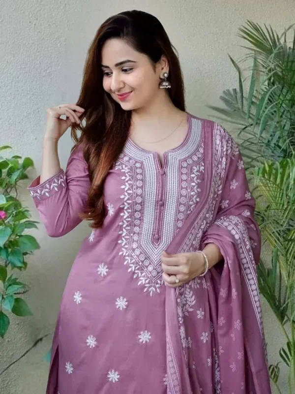 Anushka_Sharma_Dusty_Lavender_Embroidered_Suit_Set_With_Dupatta