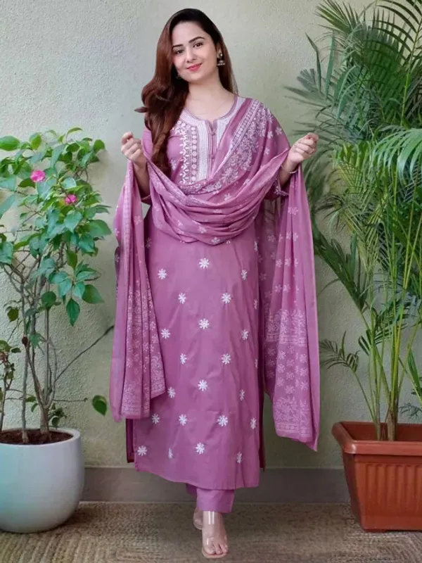 Anushka_Sharma_Dusty_Lavender_Embroidered_Suit_Set_With_Dupatta