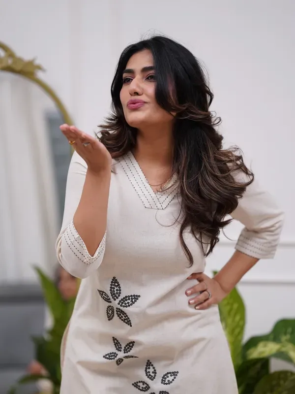 Jaipur_Libas_Women_S_Beige_Kurti_Pyjama_Set_With_Black_Floral_Embroidery