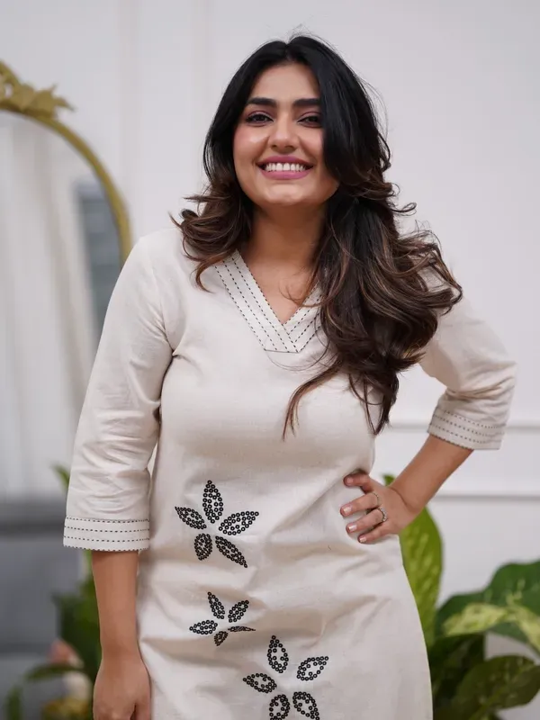 Jaipur_Libas_Women_S_Beige_Kurti_Pyjama_Set_With_Black_Floral_Embroidery