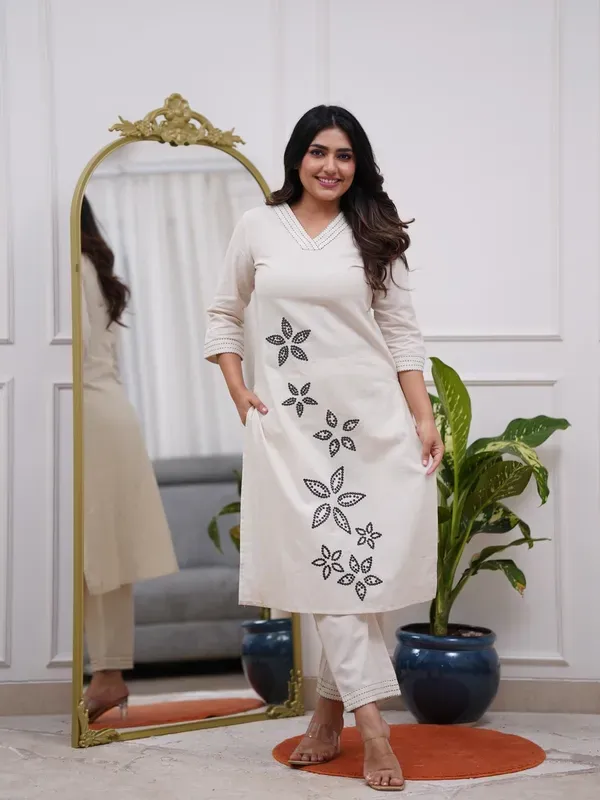 Jaipur_Libas_Women_S_Beige_Kurti_Pyjama_Set_With_Black_Floral_Embroidery