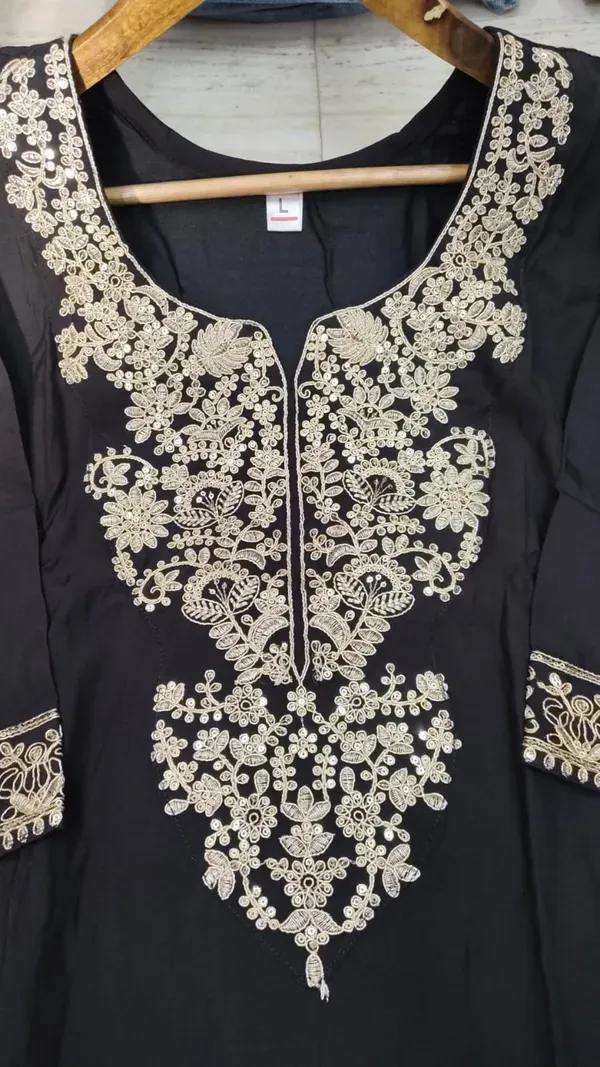 Jaipur_Libas_Black_Embroidered_Straight_Fit_Suit_Set_With_Floral_Organza_Du_More