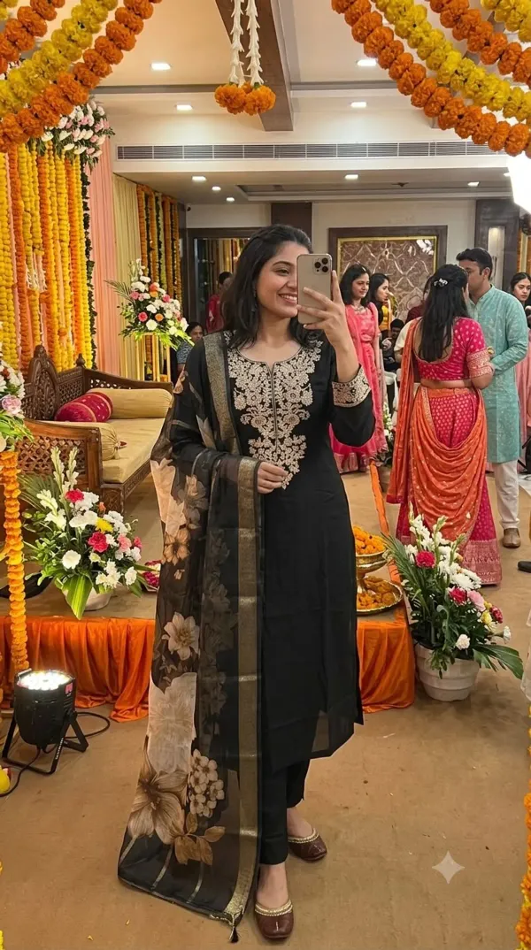 Jaipur_Libas_Black_Embroidered_Straight_Fit_Suit_Set_With_Floral_Organza_Du_More