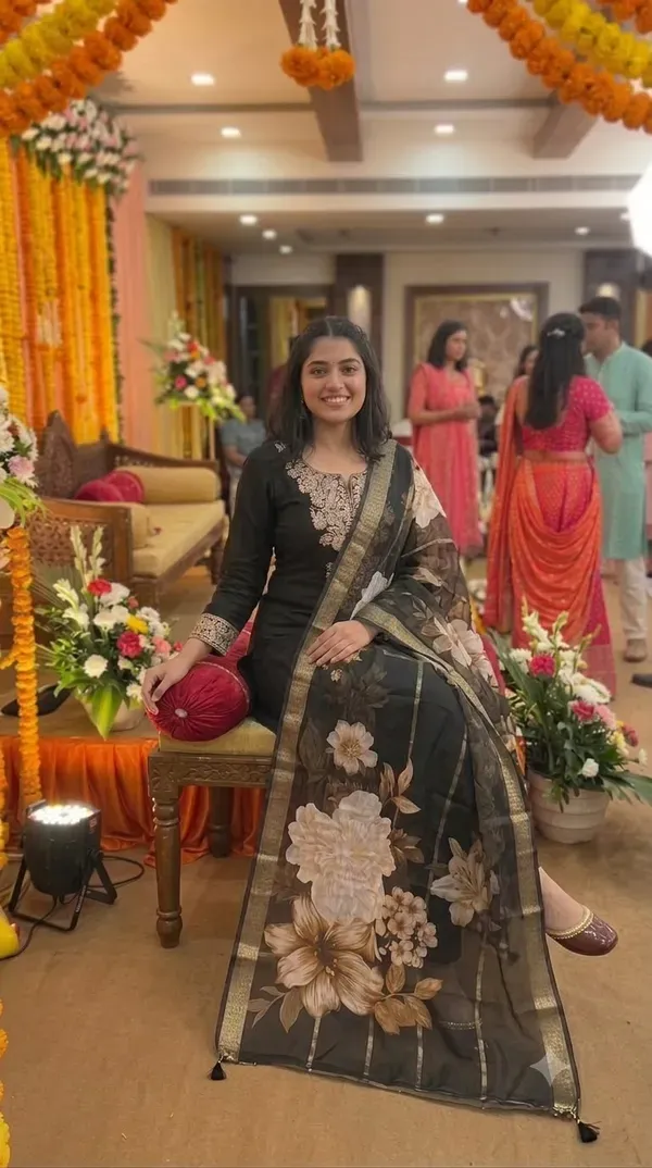Jaipur_Libas_Black_Embroidered_Straight_Fit_Suit_Set_With_Floral_Organza_Du_More