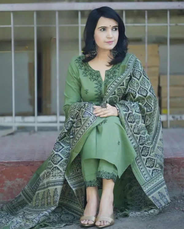 Jaipur_Libas_Green_Cotton_Embroidered_Kurta_Pant_Set_With_Printed_Dupatta