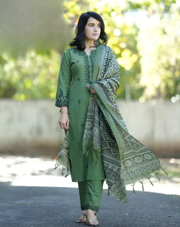 Jaipur_Libas_Green_Cotton_Embroidered_Kurta_Pant_Set_With_Printed_Dupatta