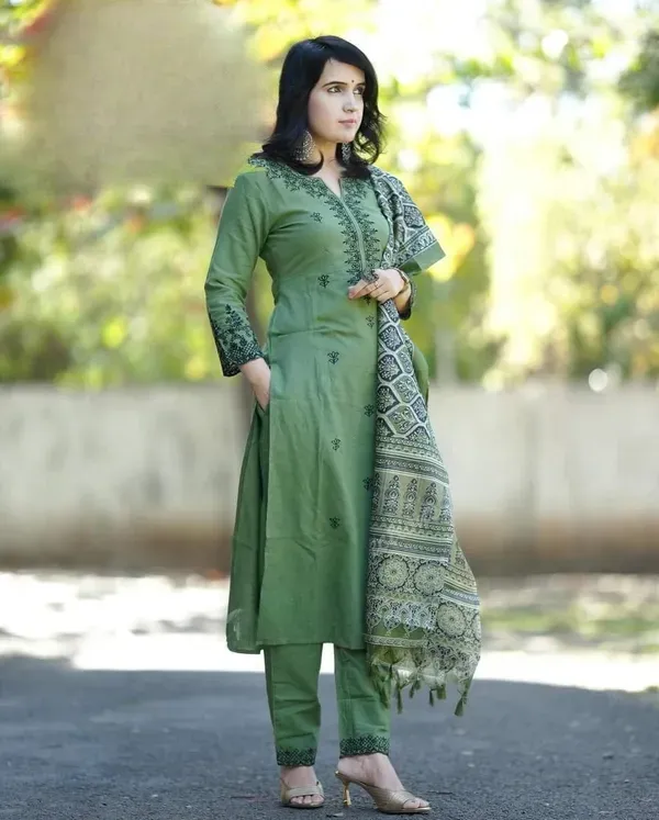 Jaipur_Libas_Green_Cotton_Embroidered_Kurta_Pant_Set_With_Printed_Dupatta