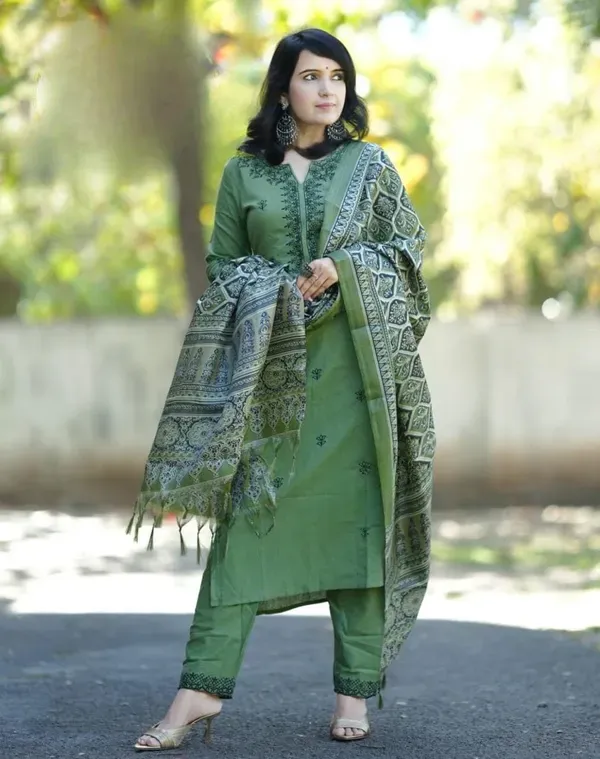 Jaipur_Libas_Green_Cotton_Embroidered_Kurta_Pant_Set_With_Printed_Dupatta