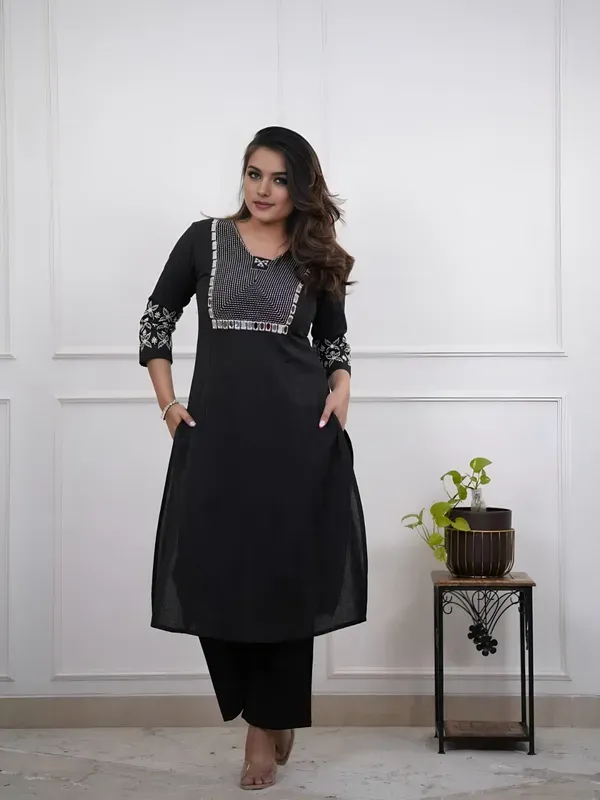 Off_White_Embroidered_Cotton_Kurta_And_Pant_Set