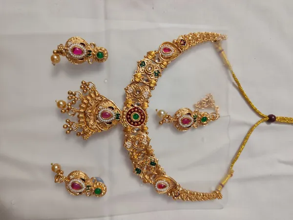 Gold_Tone_Metal_Kundan_Style_Bridal_Necklace_And_Earring_Set_For_Women