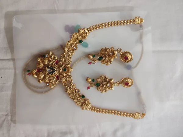 Gold-Tone_Floral_Red_Green_Stone_Bridal_Necklace_Earring_Set_For_Women