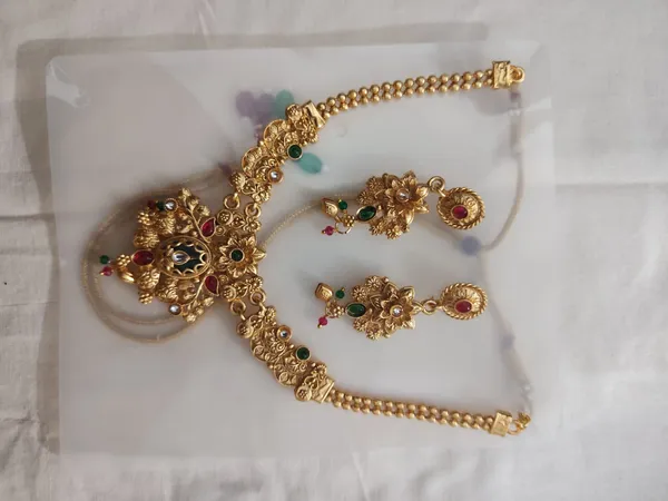 Golden_Metal_Temple_Jewellery_Necklace_Earring_Set_For_Women