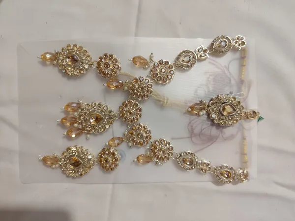 Golden_Metal_Floral_Stone_Bridal_Necklace_Earring_Set_For_Women