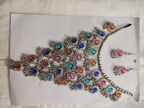 Silver_Multicolour_Metal_Stone_Necklace_And_Earring_Set_For_Women