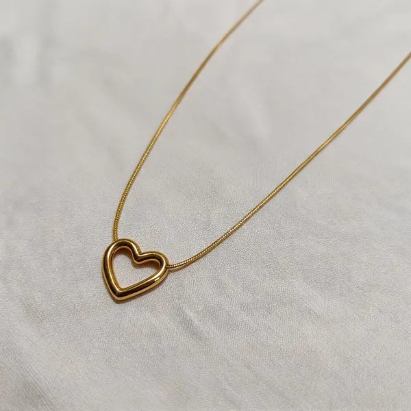 Golden_Metal_Heart_Pendant_Chain_Necklace_For_Women