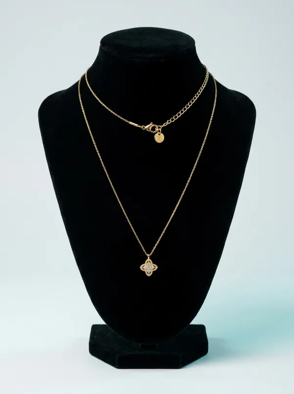 Aria_Petal_Pendant_Necklace_Everyday