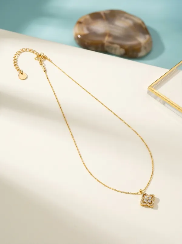 Aria_Petal_Pendant_Necklace_Everyday