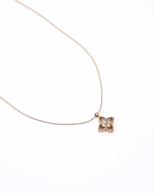 Aria_Petal_Pendant_Necklace_Everyday