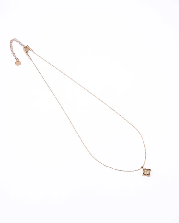 Aria_Petal_Pendant_Necklace_Everyday