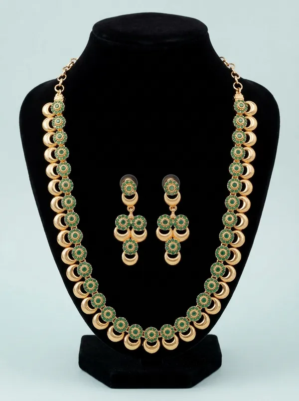 Emerald_Green_Circle_Charm_Necklace_Set_|_High-Quality_Long-Lasting_Jewellery
