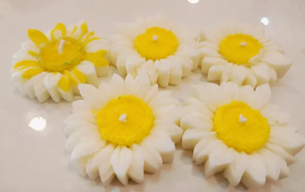 Wax_Floral_Daisy_Shaped_Decorative_Candles