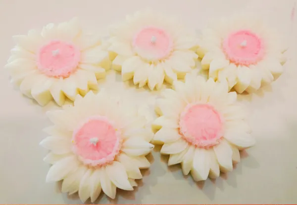 Wax_Floral_Daisy_Candle_Set_Of_5