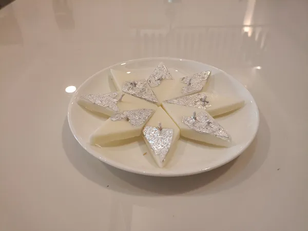 Silver_Leaf_Diamond_Shaped_Indian_Sweet