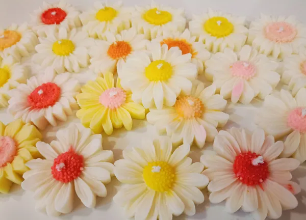 Artificial_Floral_Multicolour_Daisy_Decorative_Flowers