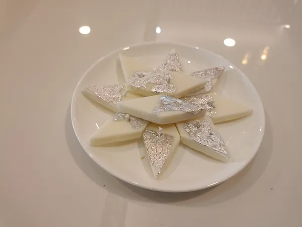 Silver_Leaf_Diamond_Shaped_Indian_Sweet