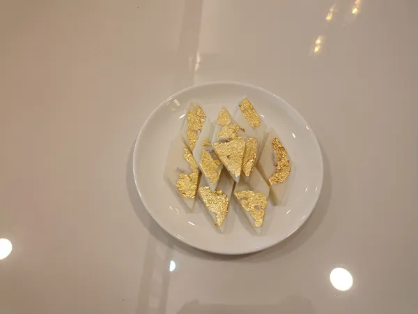 Gold_Leaf_Decorative_Flakes