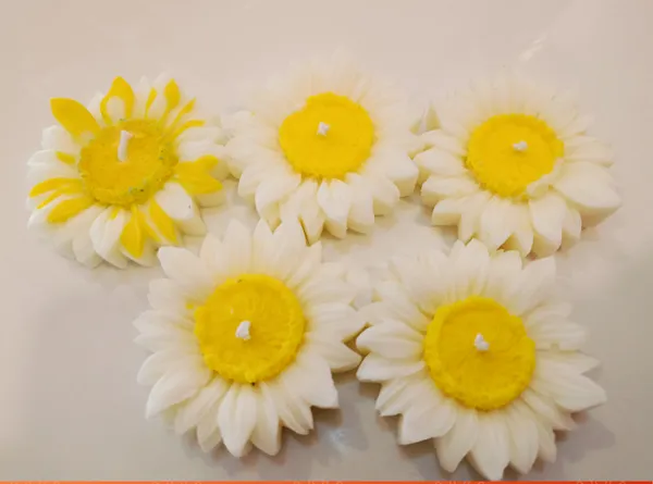 Wax_Floral_Daisy_Shaped_Decorative_Candles