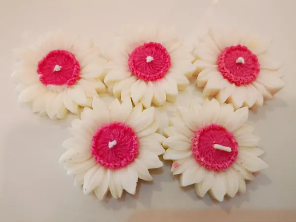 Wax_Pink_And_White_Floral_Floating_Candles