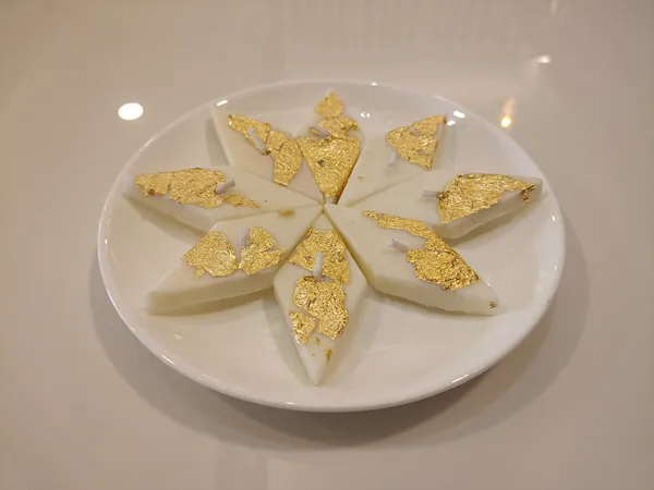 Gold_Leaf_Decorative_Flakes