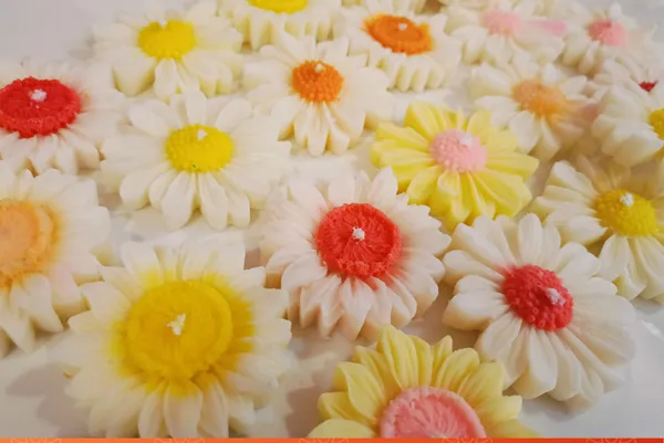 Artificial_Floral_Multicolour_Daisy_Decorative_Flowers