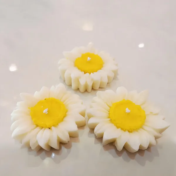Wax_Floral_Daisy_Shaped_Decorative_Candles