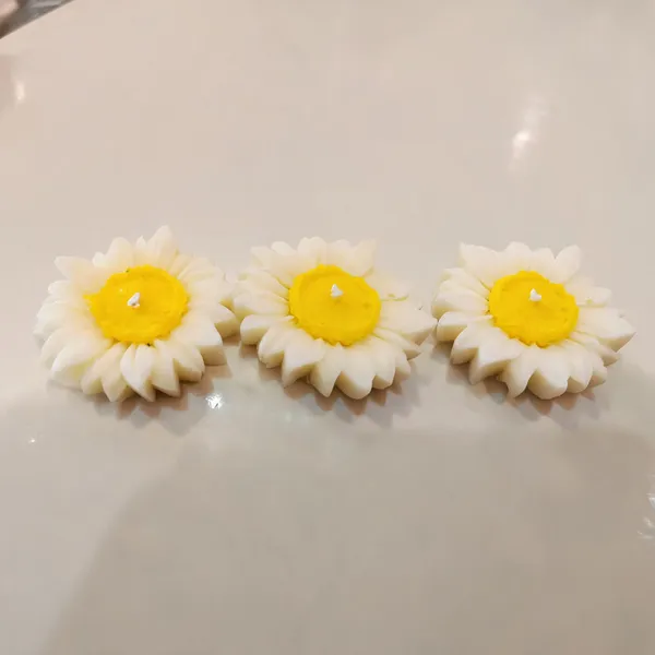 Wax_Floral_Daisy_Shaped_Decorative_Candles