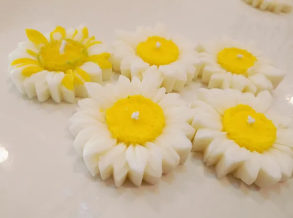 Wax_Floral_Daisy_Shaped_Decorative_Candles