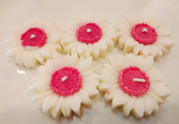 Wax_Pink_And_White_Floral_Floating_Candles