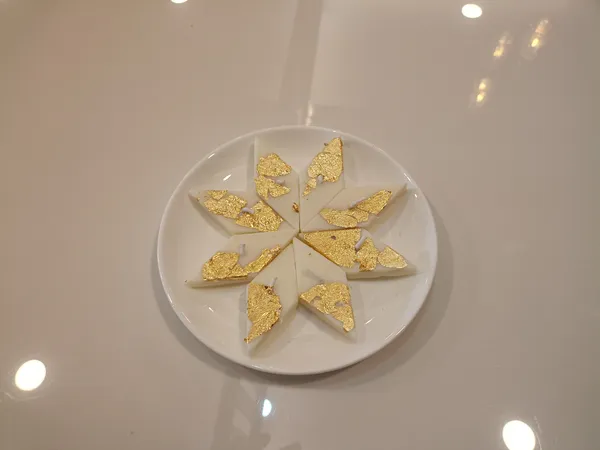 Gold_Leaf_Decorative_Flakes