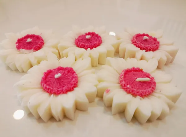 Wax_Pink_And_White_Floral_Floating_Candles
