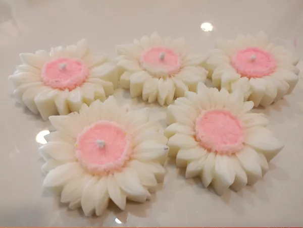 Wax_Floral_Daisy_Candle_Set_Of_5