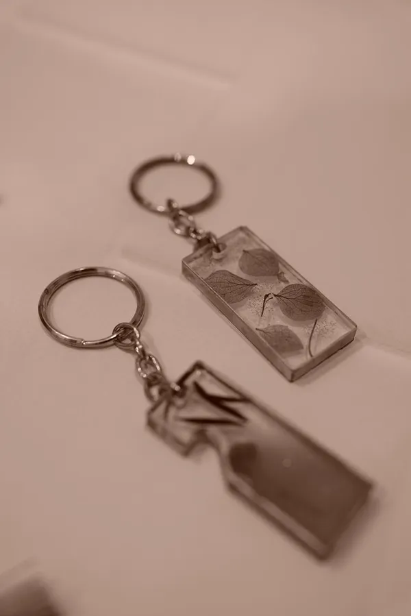 Transparent_Resin_Leaf_Embedded_Keychain_Set_Of_2