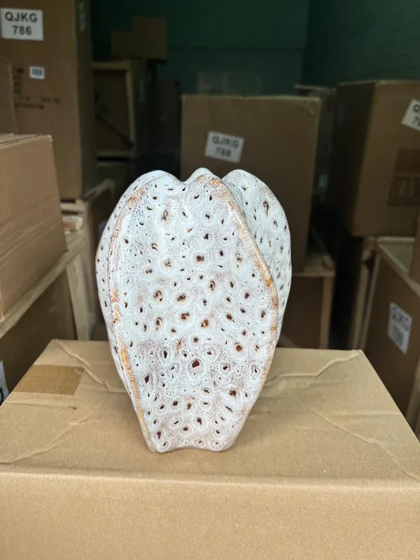 Ceramic_Sculptural_Leaf-Inspired_Decorative_Vase