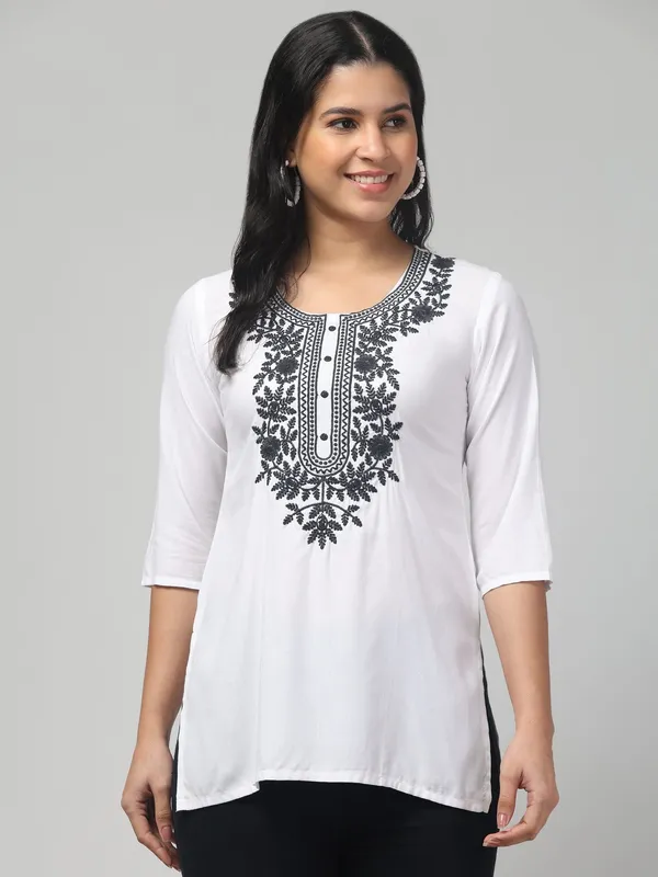 karigari_collection_Women_Embroidered_Kurta_(White)