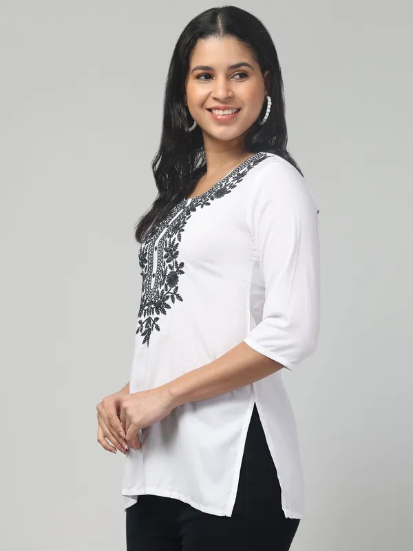 karigari_collection_Women_Embroidered_Kurta_(White)